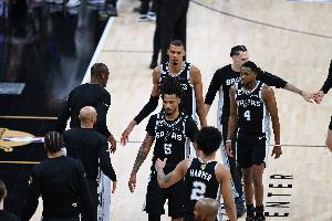 海伍德：马刺尝试三后卫很明智 5000万年薪的福克斯不可能打替补