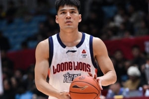 媒体人：陈国豪首秀20分三分6中5 休赛期减重/速率变快转型迎质变