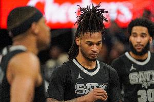 替补就靠你俩！尚帕尼&凯尔登合计16中7拿到18分 防守积极
